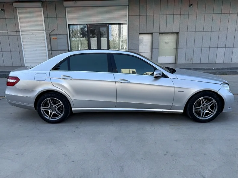 奔驰E 后面外观一