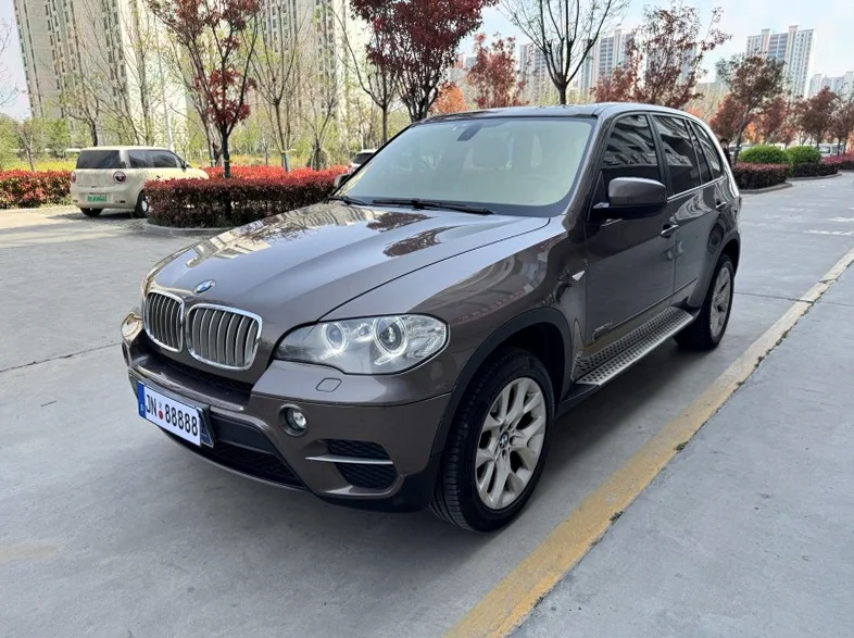 宝马X5 正面外观三