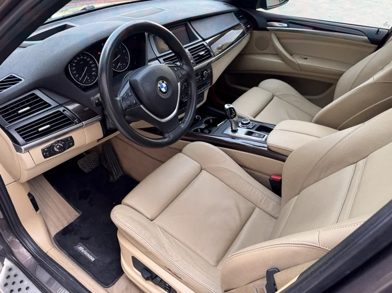 宝马X5 后面外观三