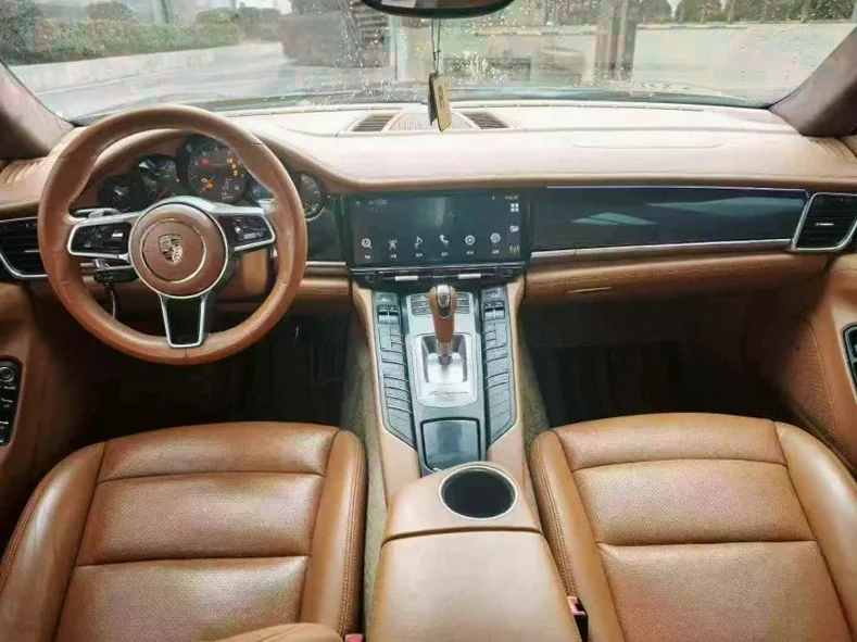 保时捷帕拉梅拉 正面外观三