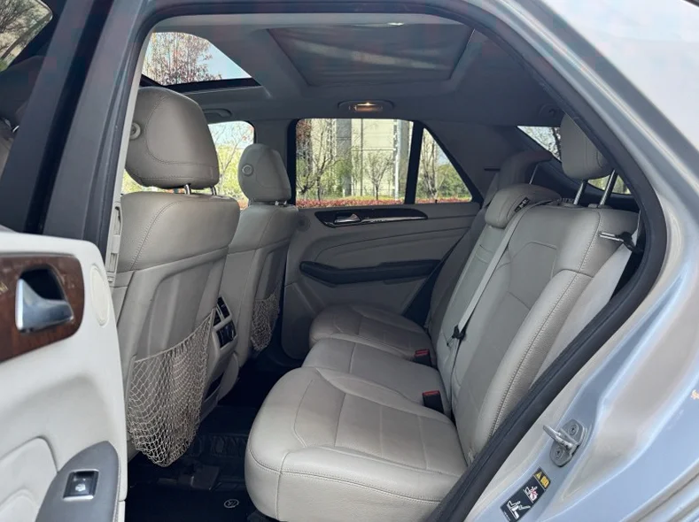 奔驰ML 内饰前排