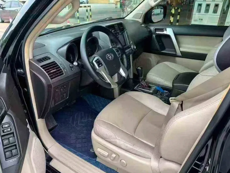 丰田普拉多 后面外观一