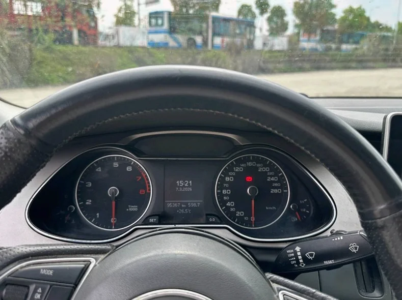 奥迪A4L 后面外观一