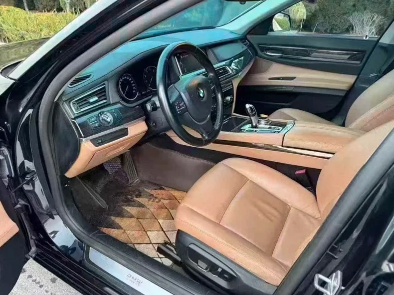 宝马7系 后面外观一