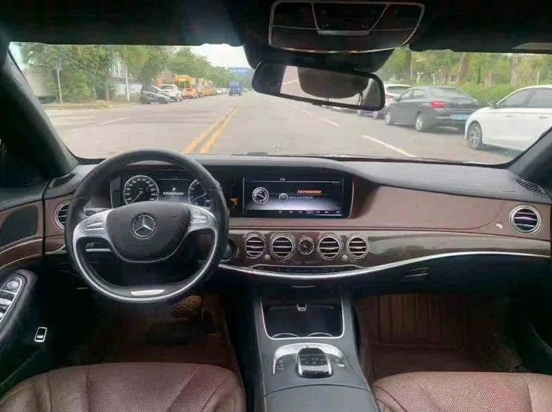 奔驰S 后面外观二