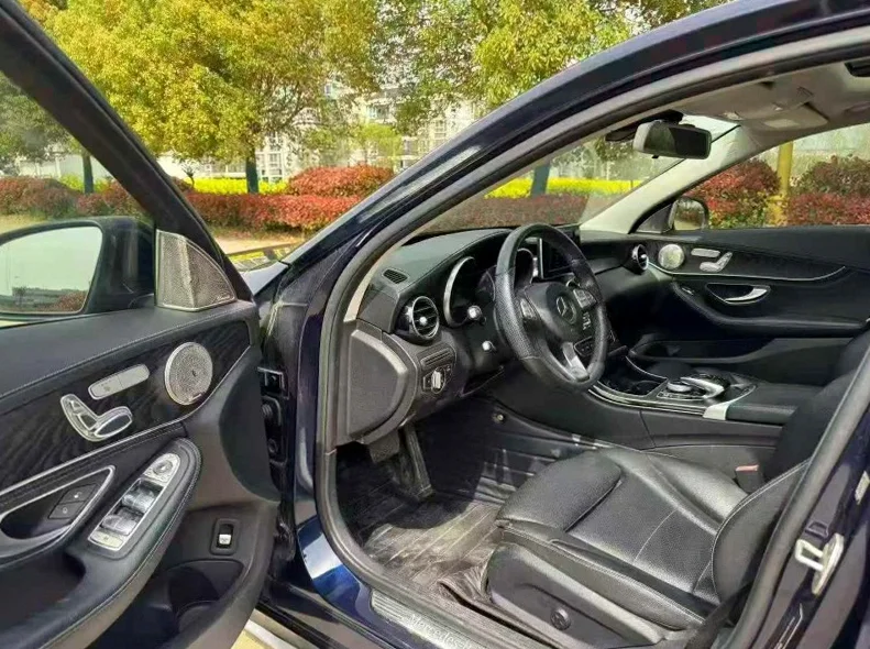 奔驰C 后面外观一