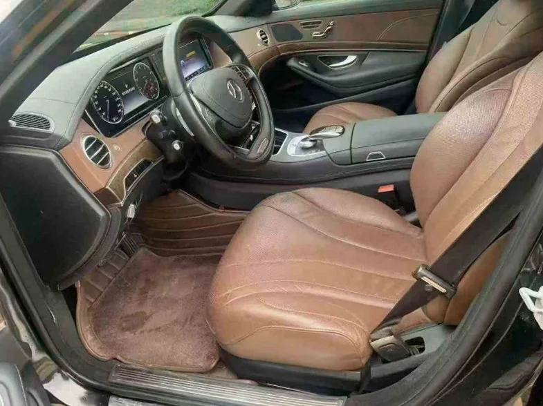 奔驰S 后面外观三