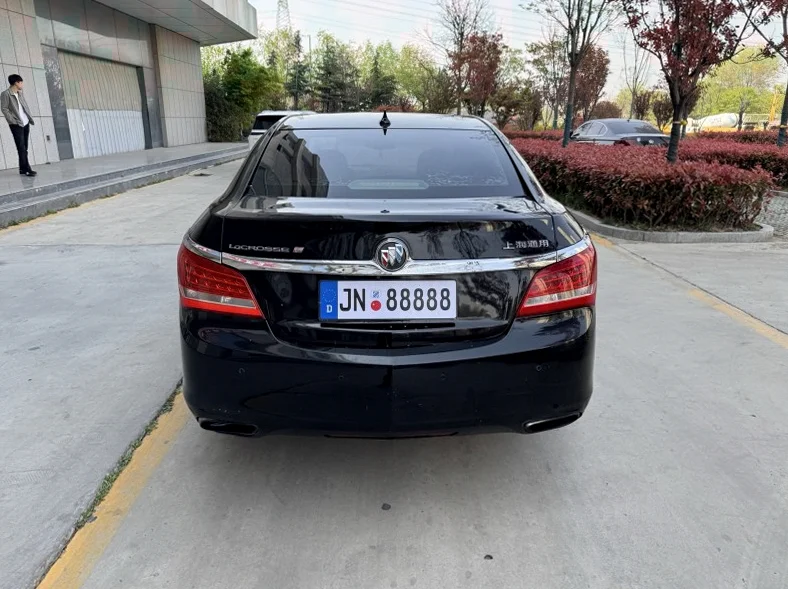 别克君越 驾驶室