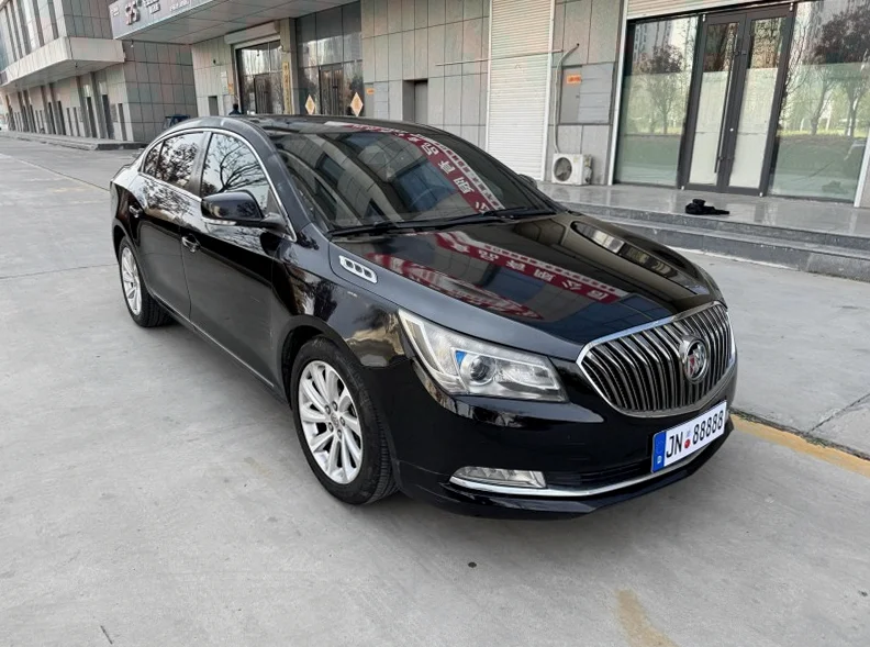 别克君越 正面外观二