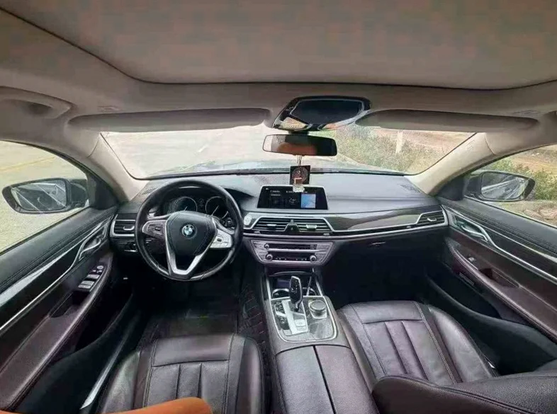 宝马7系 后面外观一