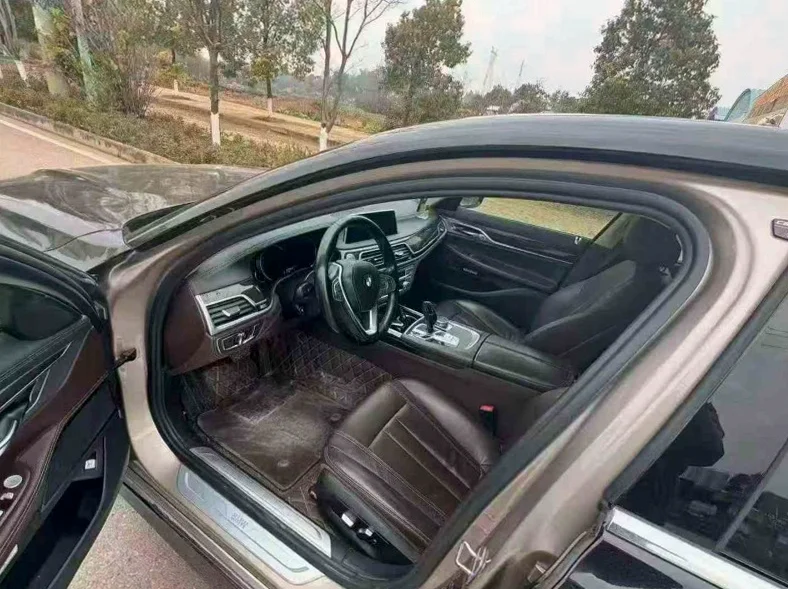 宝马7系 正面外观三