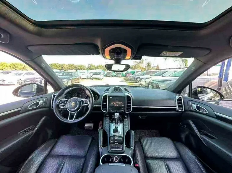 保时捷卡宴 内饰后排