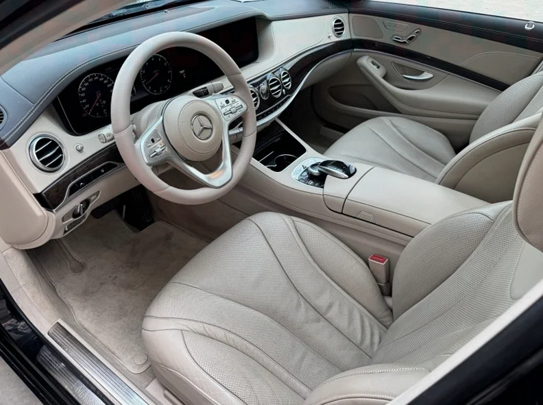 奔驰S 后面外观三