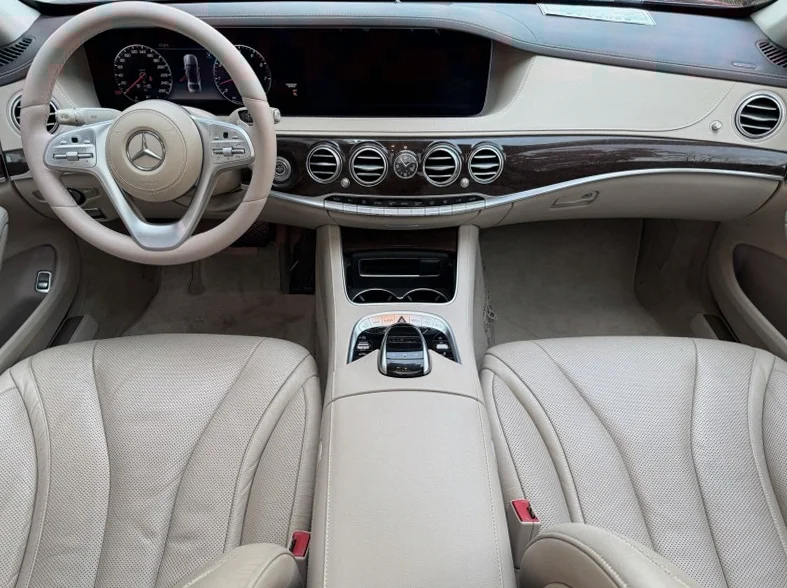 奔驰S 内饰后排