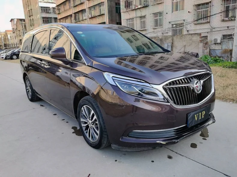 别克GL8 正面外观二