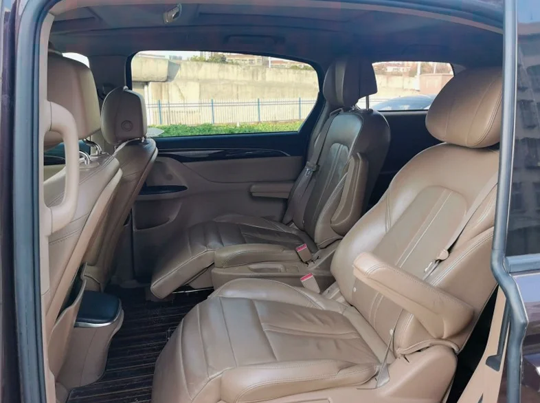 别克GL8 后面外观三