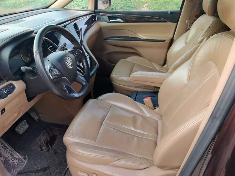 别克GL8 正面外观三