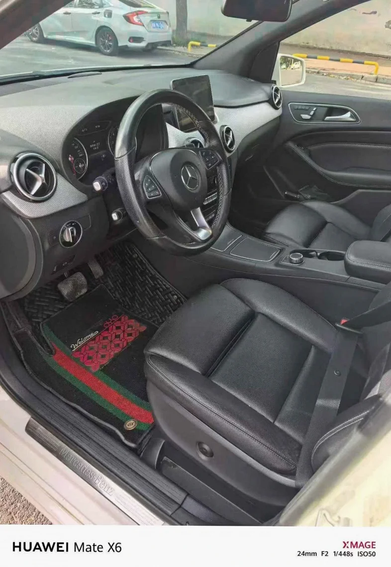 奔驰B 后面外观一