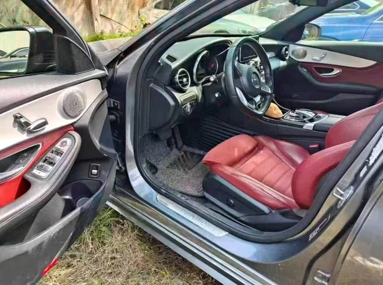 奔驰C 后面外观一