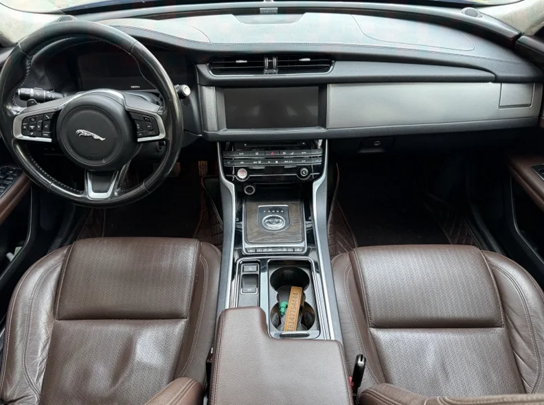 捷豹XFL 内饰后排