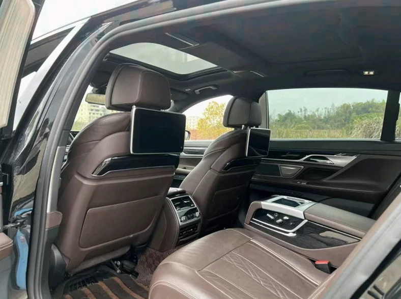 宝马7系 后面外观三