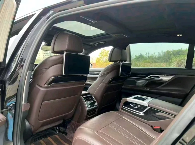 宝马7系 后面外观一