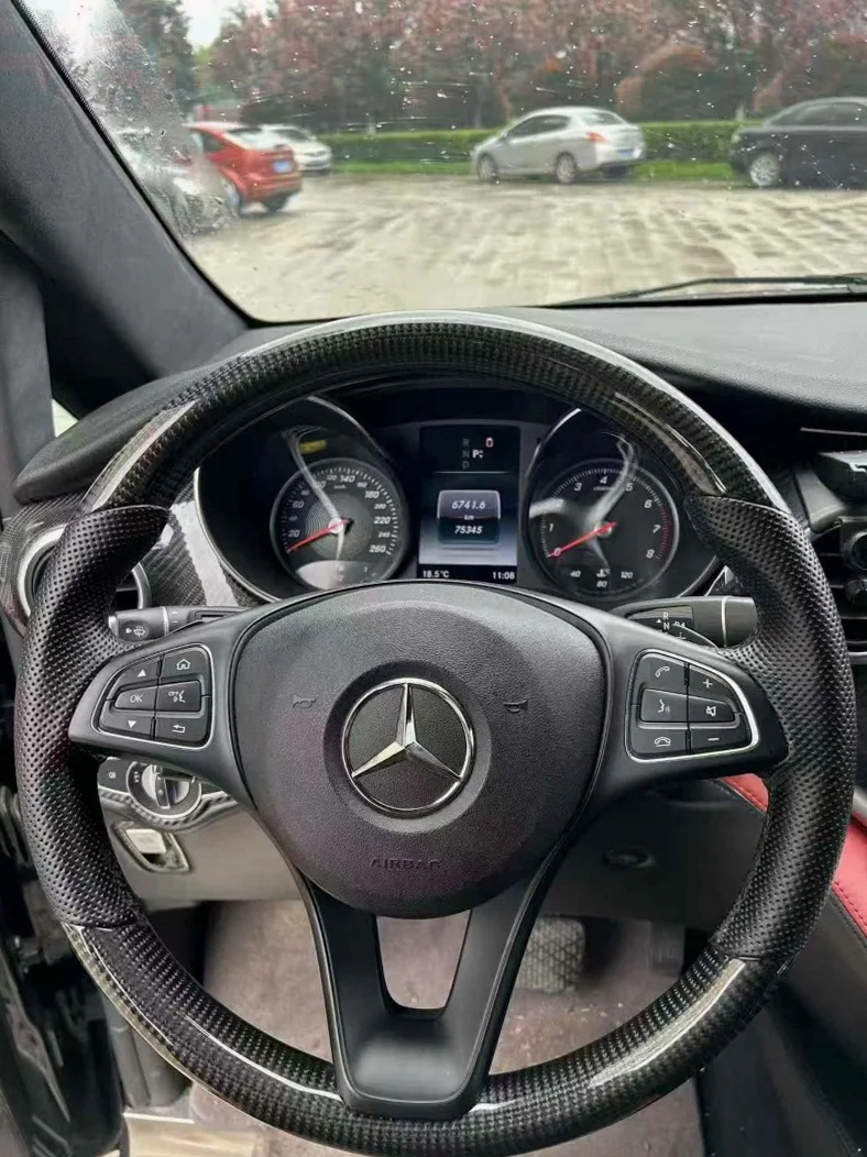 奔驰V 后面外观一