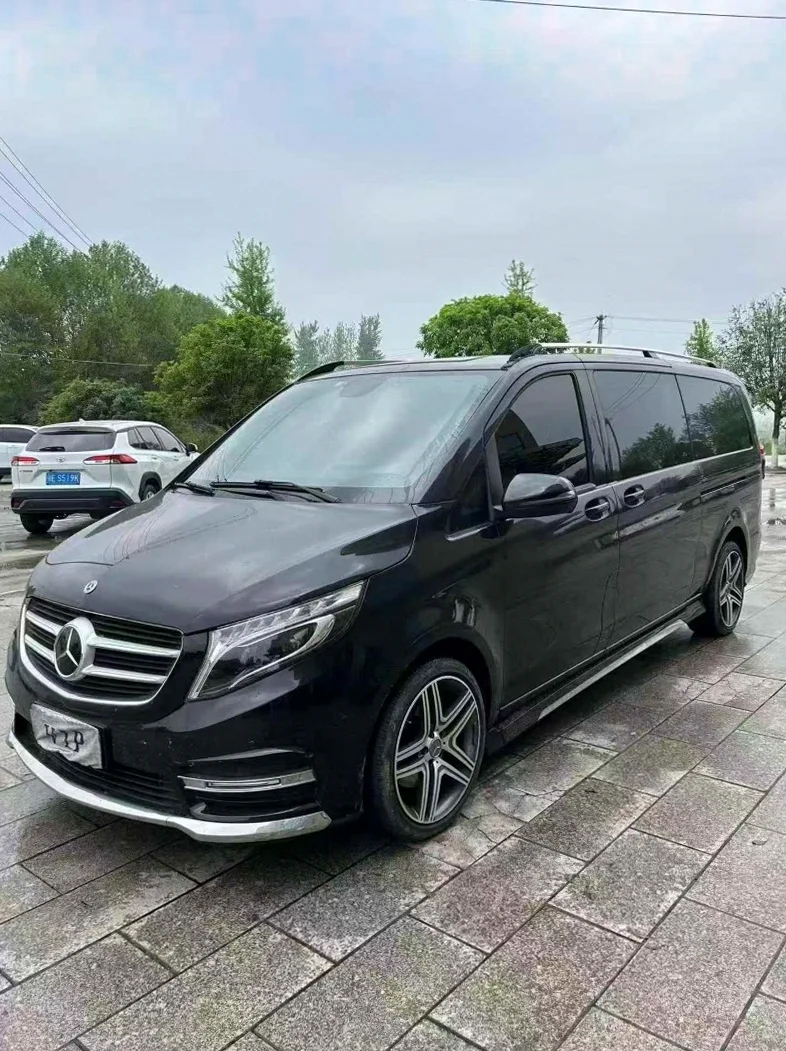 奔驰V 正面外观二