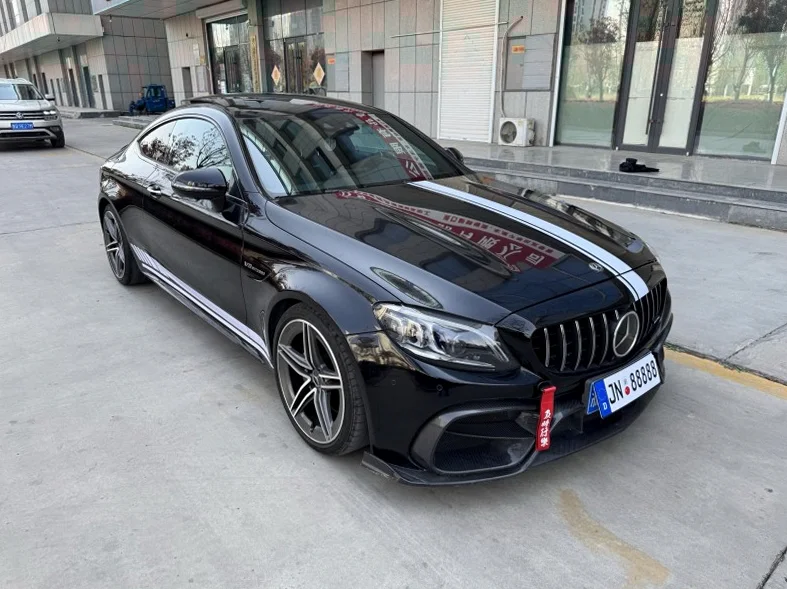 奔驰C 正面外观二