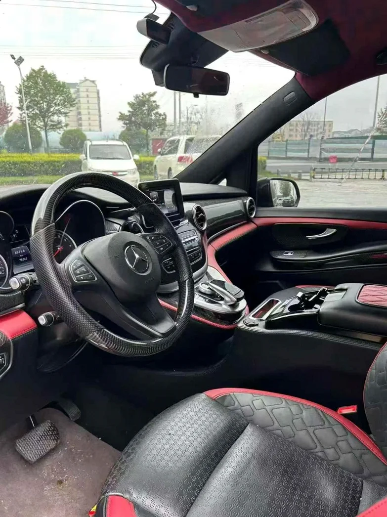 奔驰V 后面外观三