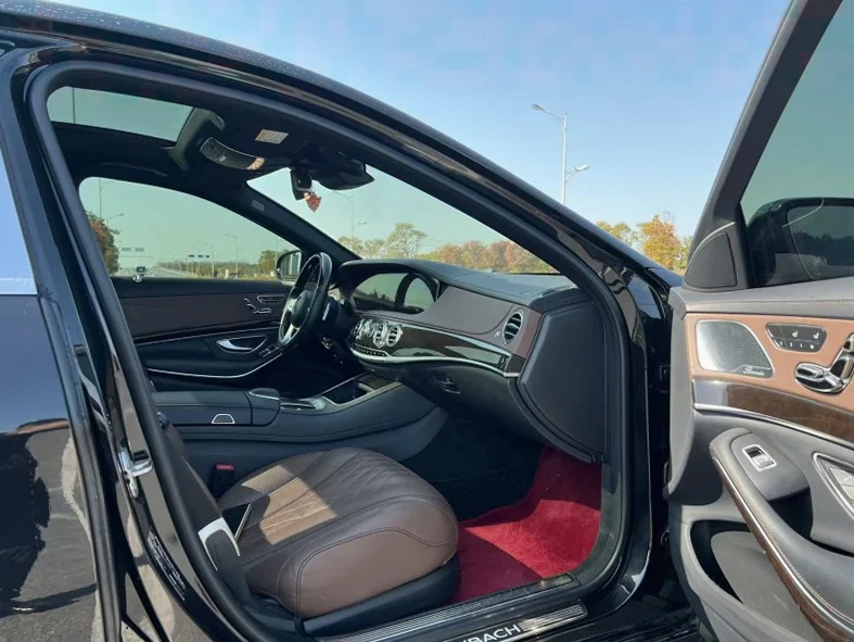 奔驰迈巴赫S级 后面外观三