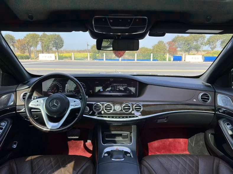 奔驰迈巴赫S级 后面外观二