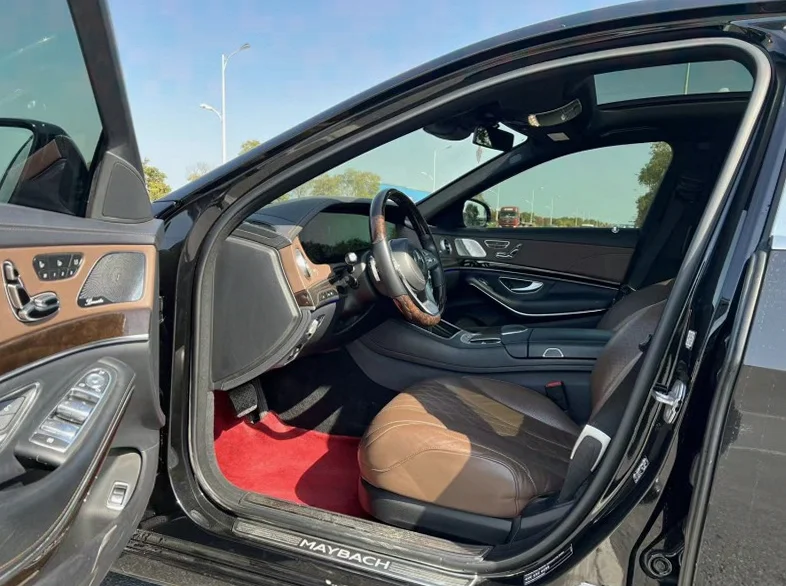 奔驰迈巴赫S级 后面外观一