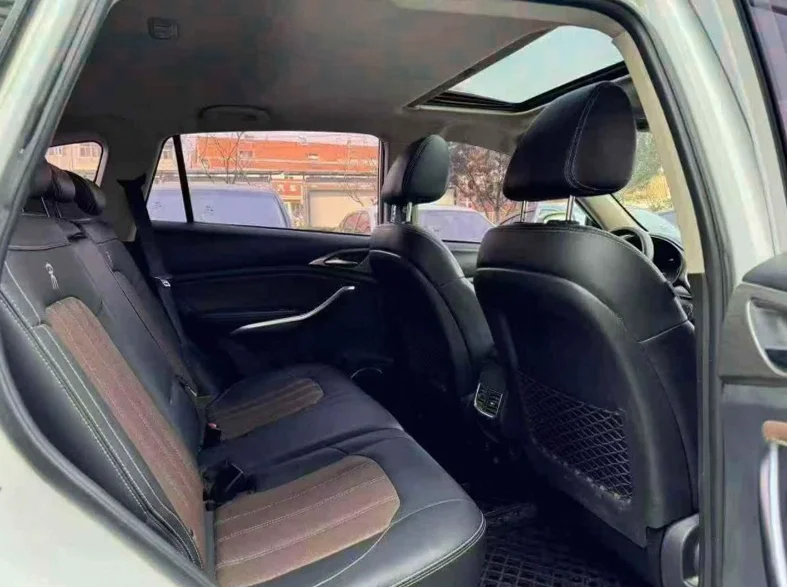 比亚迪宋 内饰后排