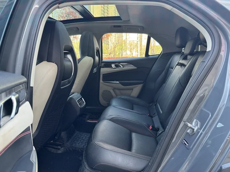 领克02 内饰前排