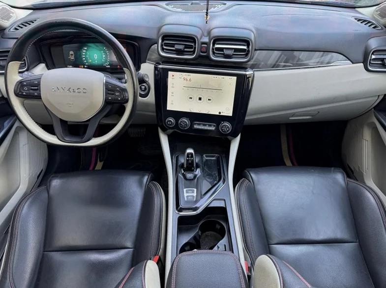 领克02 内饰后排