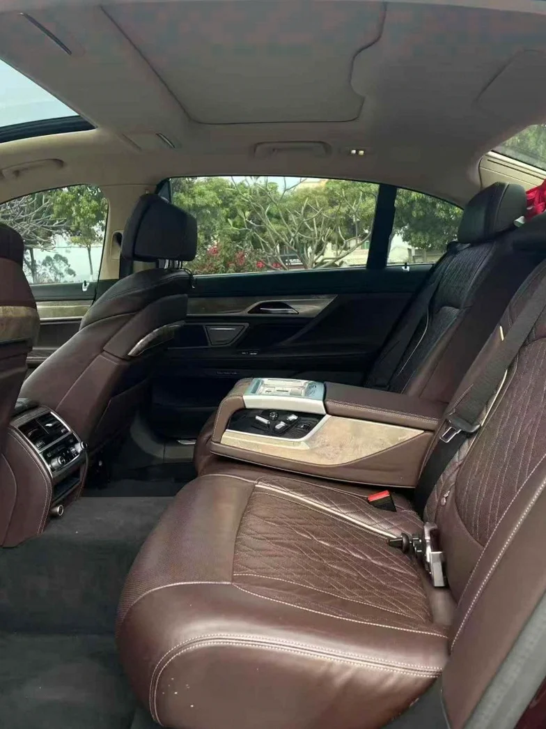 宝马7系 后面外观三