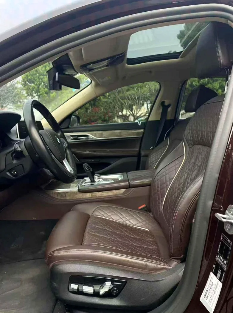 宝马7系 后面外观一