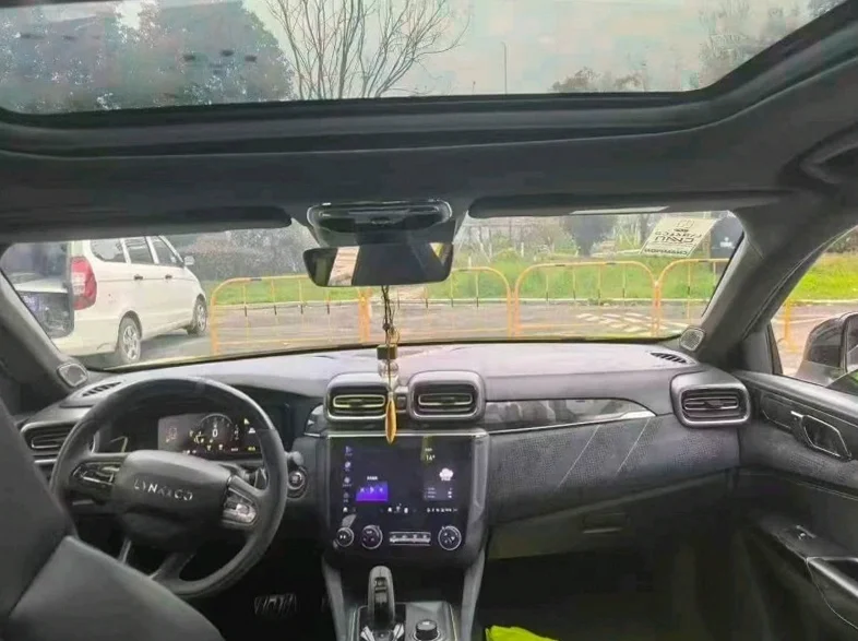 领克03 内饰前排