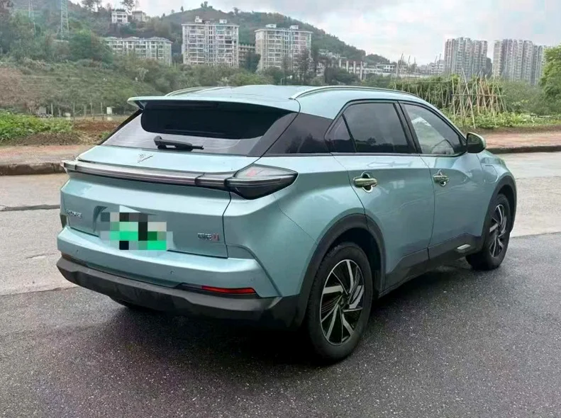 哪吒U 内饰前排