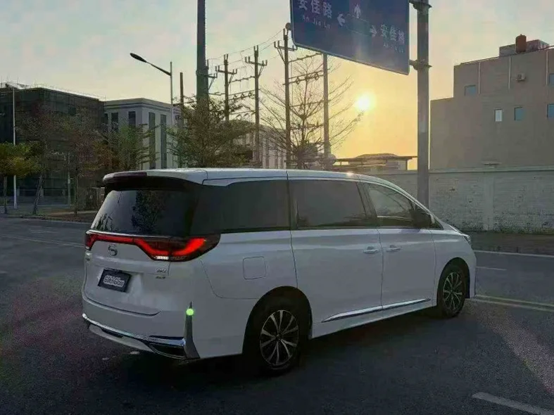 传祺M8 后面外观一