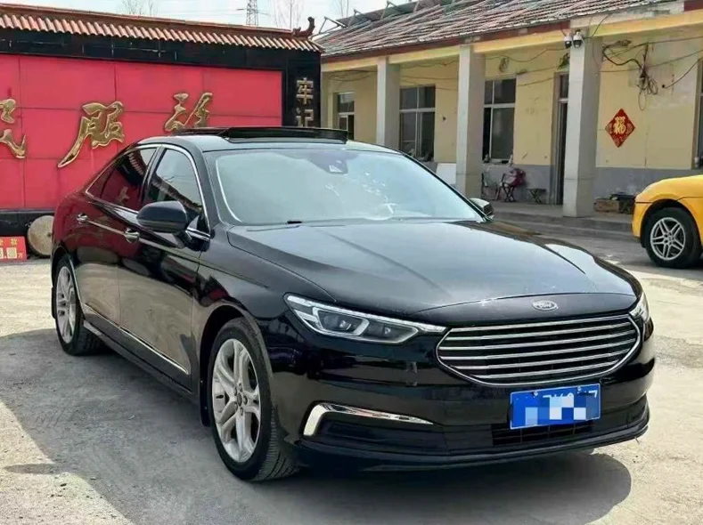 福特金牛座 正面外观三