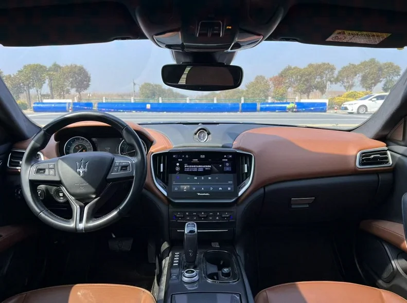 玛莎拉蒂Ghibli 正面外观三