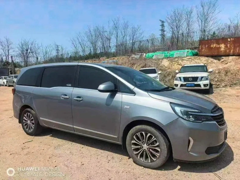 别克GL8 正面外观二