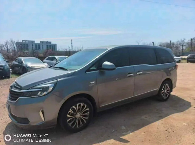 别克GL8 正面外观三