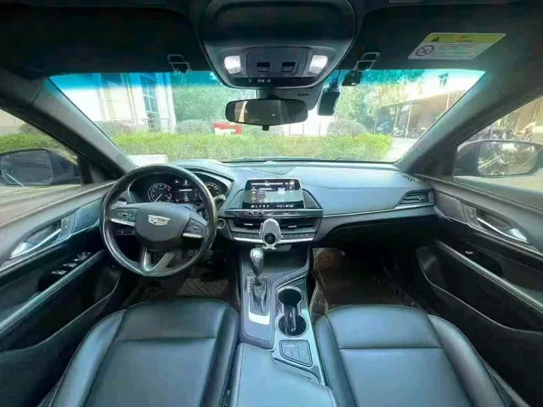 凯迪拉克CT4 内饰前排