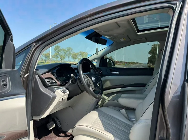 别克GL8 内饰前排