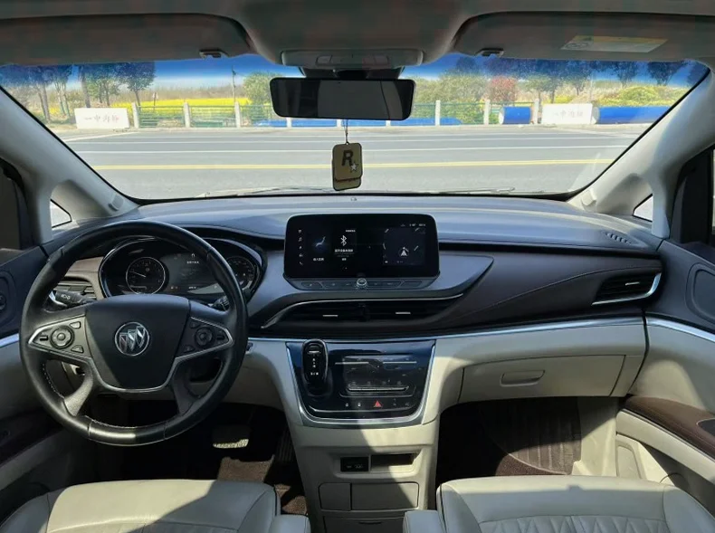 别克GL8 后面外观三