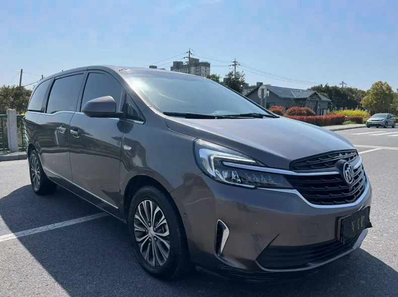 别克GL8 正面外观二