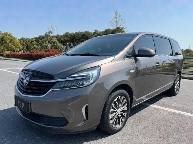 别克GL8 正面外观三